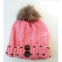 Ženska kapa s cofom in gumbi